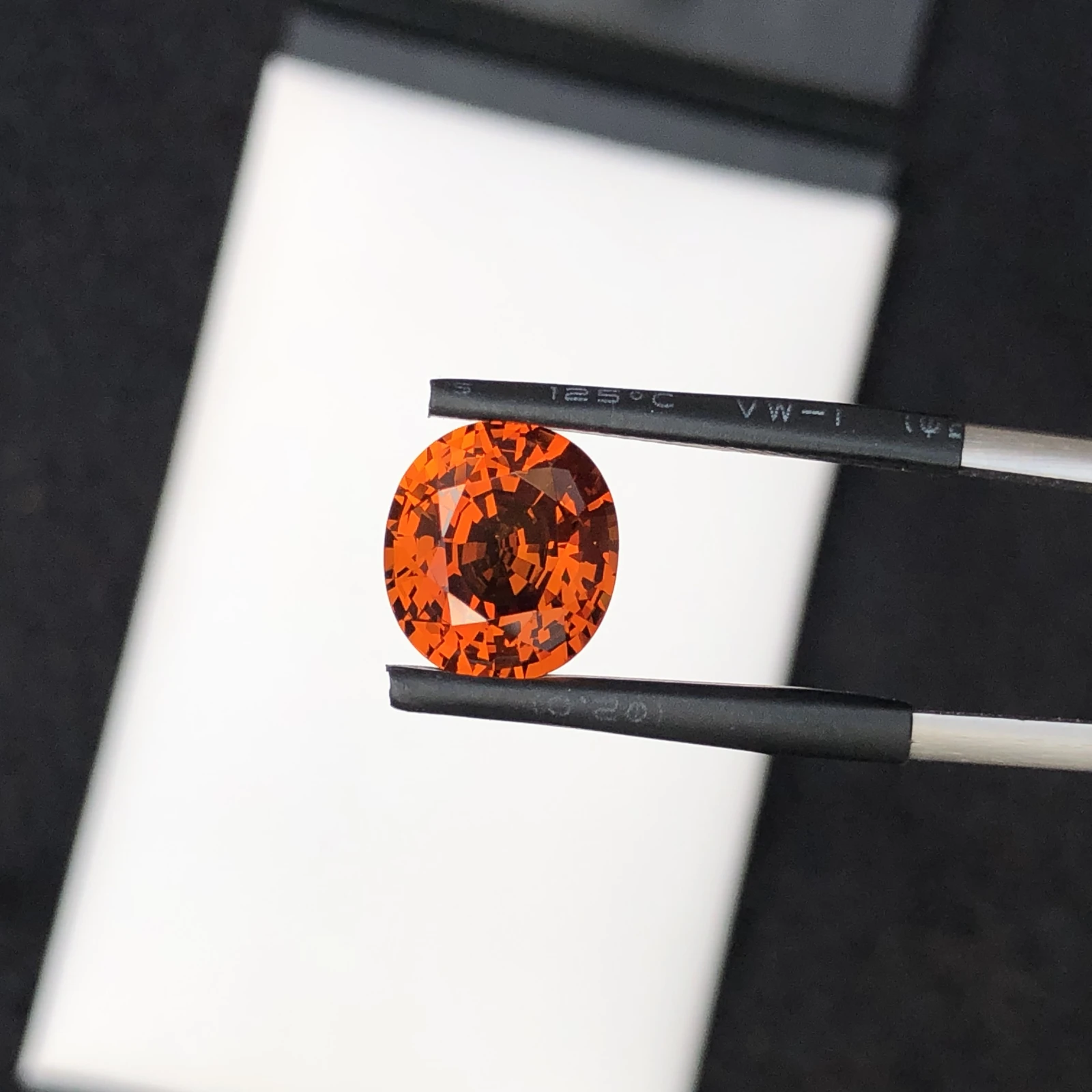 5.75ct Natural Vivid Orange Sapphire Oval Shape — view 4